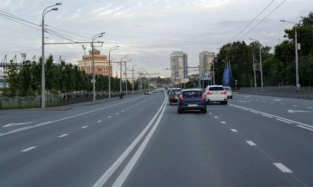 Три полосы на дороге. Пересечение разметки. Сплошная полоса. Дорожная разметка. Сплошная линия разметки.