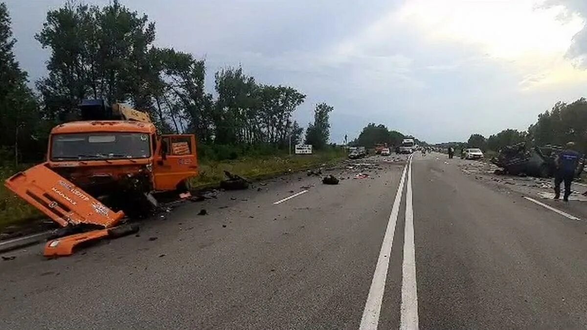 Трасса курск воронеж. Авария на воронежской трассе курск. Авария в воронежской области курск воронеж. Авария на границе курской и воронежской. Дтп воронежская область трасса курск воронеж.