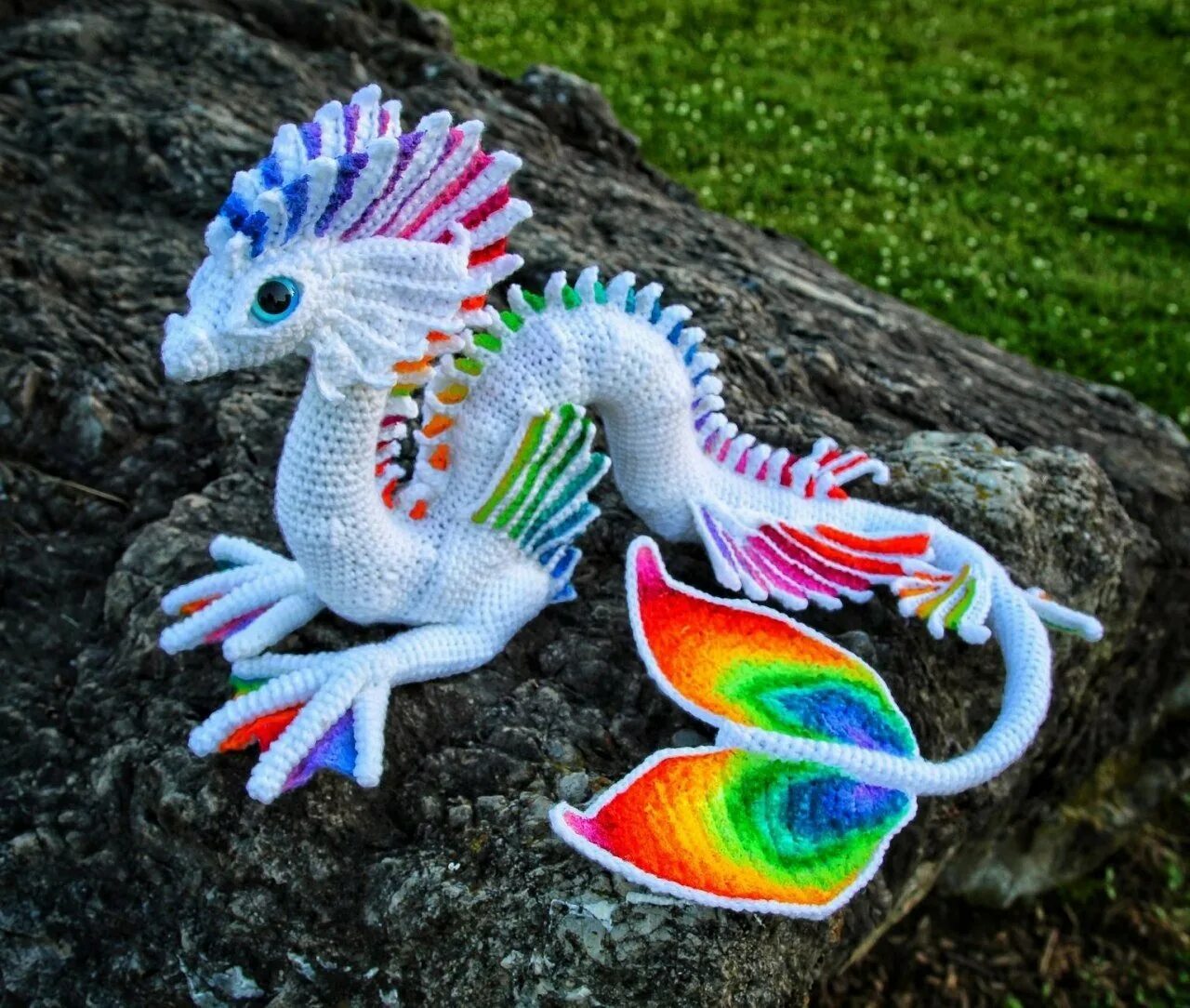 Сделать своими руками символ 2024 года. Радужный дракон вязаный. Фото Радужного дракона. Радужный дракон игрушка. Радужный бумажный дракон.