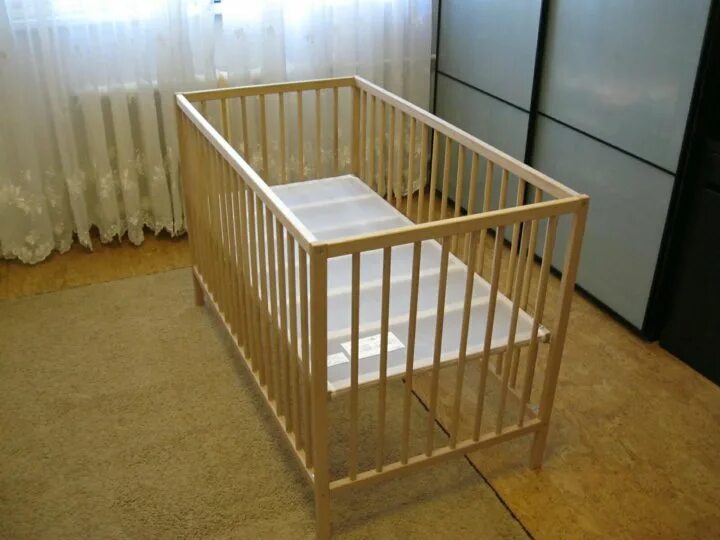 Авито кроватки для новорожденных б. Кроватка икеа Сниглар. Детская кроватка икеа для новорожденных. Детская кровать простая икеа. Детская кроватка икеа из бука.