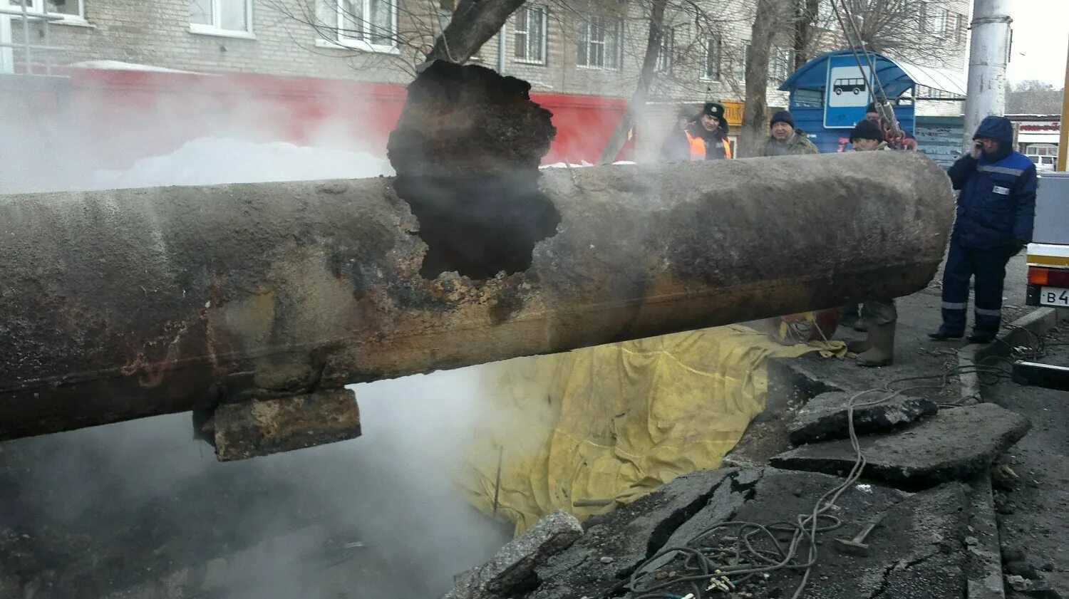 Прорыв водопровода. Разрыв теплотрассы. Разрыв трубопровода. Порыв трубы водопровода. Прорыв теплоцентраль трубы.