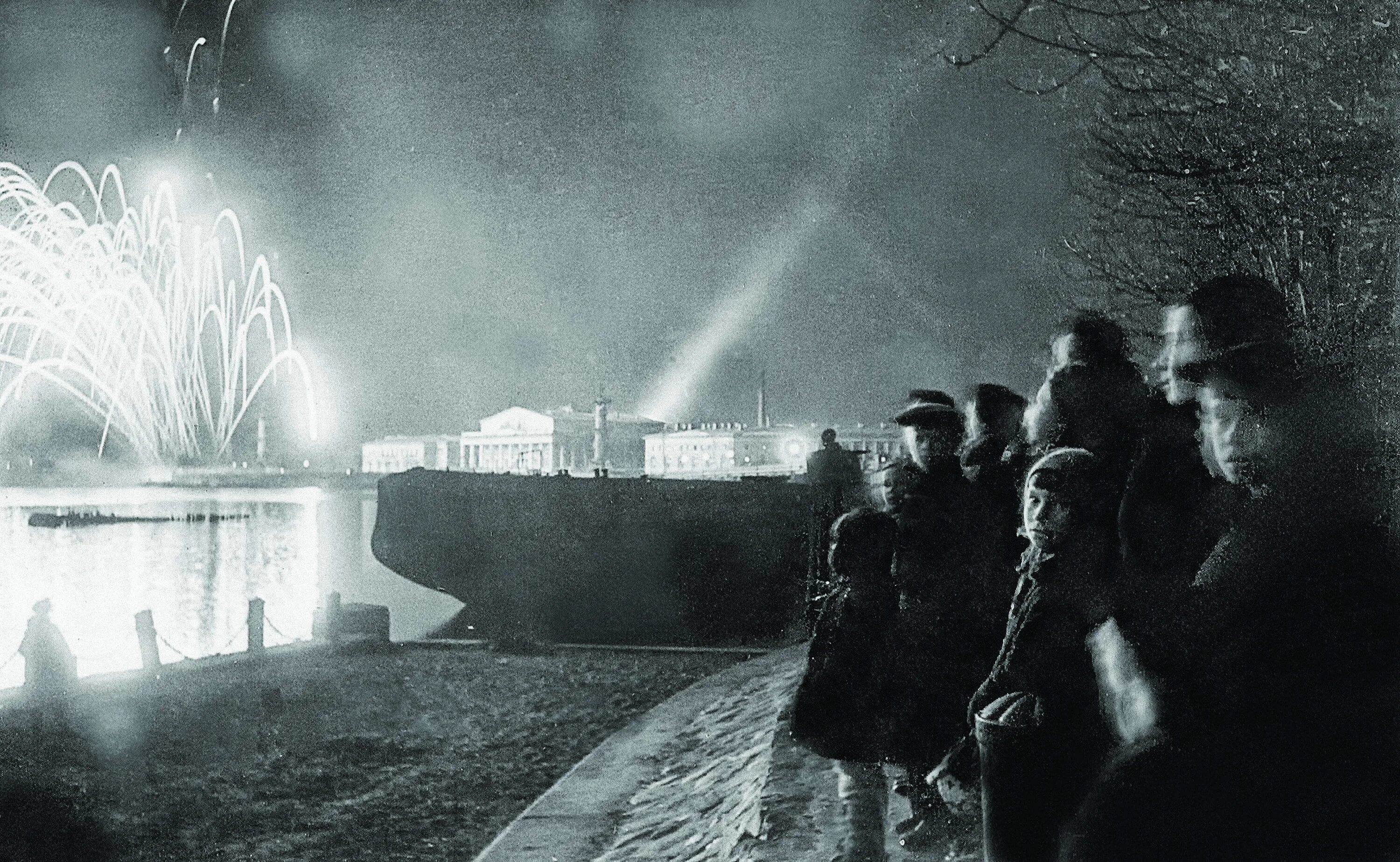 освобождение блокадного ленинграда (1944 г. салют в ленинграде 27 января 1944 года. салют блокада ленинграда освобождение ленинграда. блокада ленинграда 27 января 1944. 900 дней блокады ленинграда.