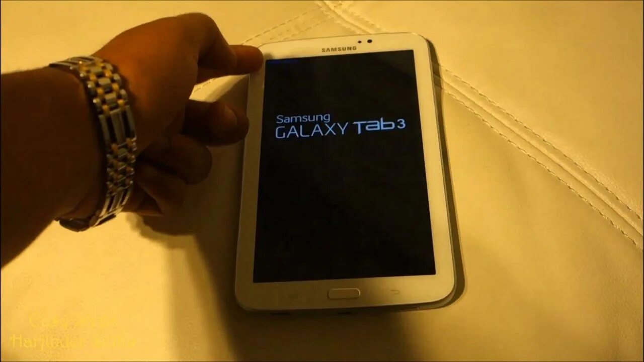 Samsung Galaxy Tab 2 7.0 зарядник. Перезагрузка планшета Samsung. Планшет самсунг с кнопкой. Планшет Samsung Galaxy сброс. Не видит планшет самсунг