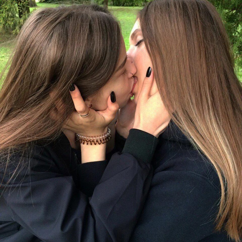 Lesbian 7. Красивые подруги. Подруги с темными волосами. Красивый поцелуй девушек. Русая брюнетка.