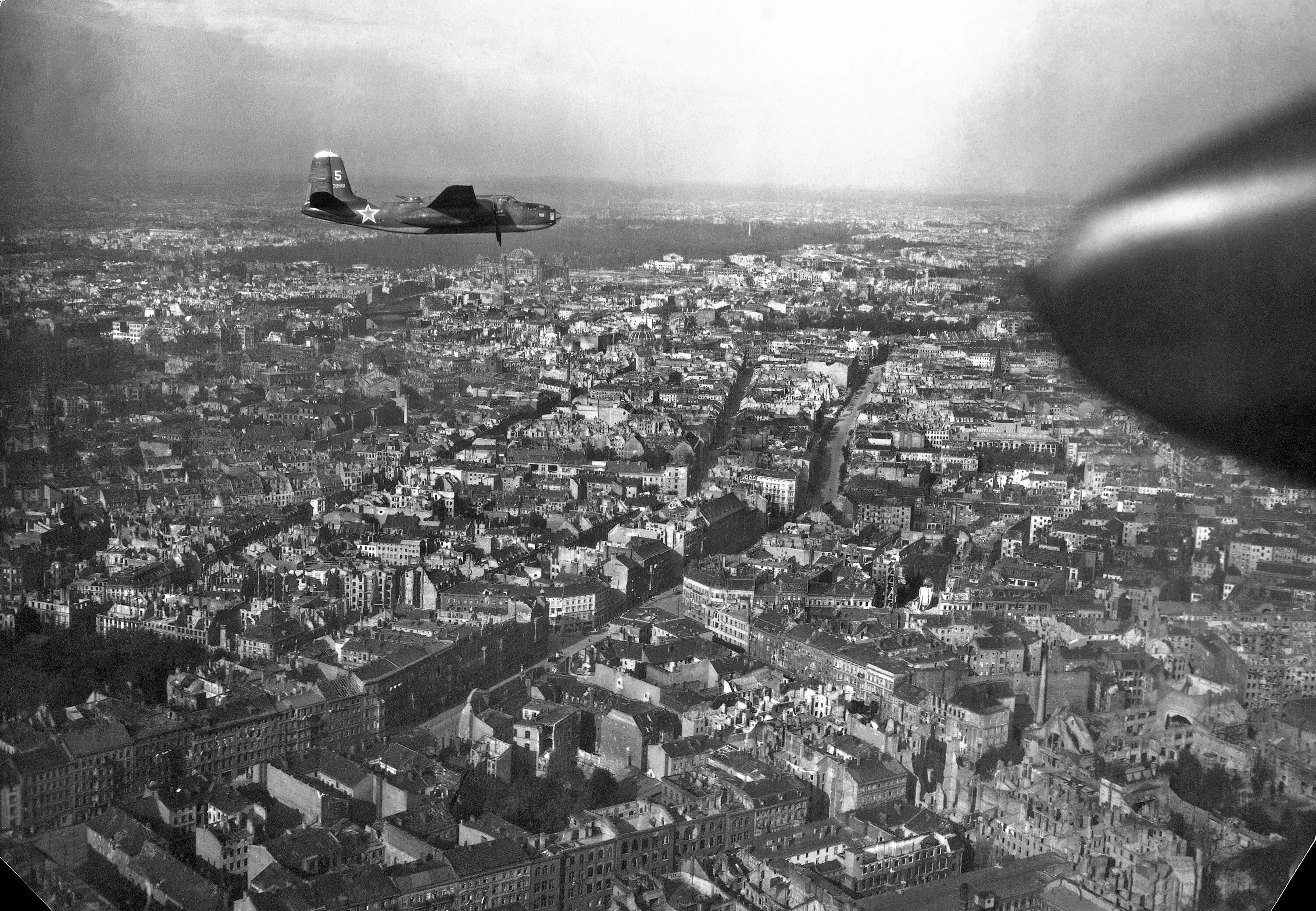 Бомбардировка Берлина 1945. Бомбардировка Берлина в 1941. Берлин бомбили в 1941 году. Бомбёжка Берлина в 1945 году.