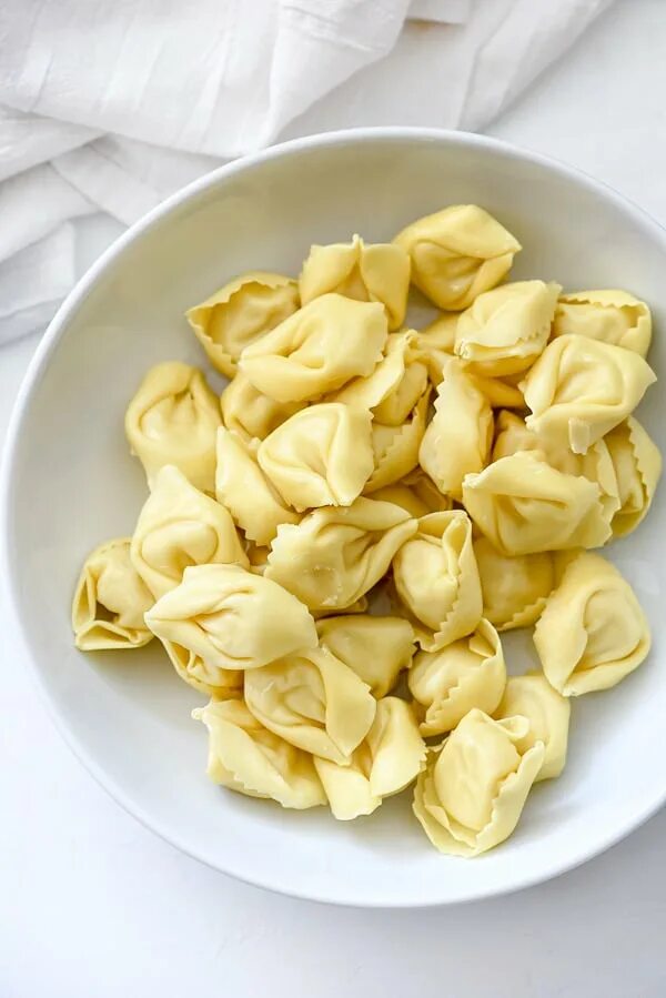 Итальянские пельмени 7. Tortellini. Пельмени Тортеллини. Тортеллини калачики. Тортеллини форма.