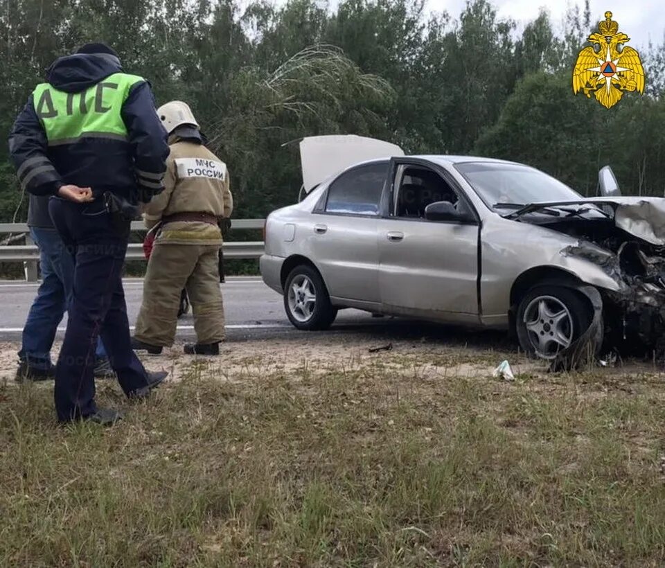 Новости сегодня калуга последние свежие. Девушка на трассе. Авария на трассе Шевролет крос.