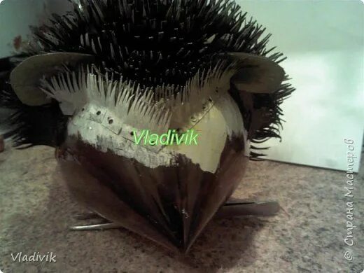 Еж из бутылки. Ежик из пластиковой бутылки. ежик из пластиковых бутылок. ёжик из шишек и пластиковой бутылки.