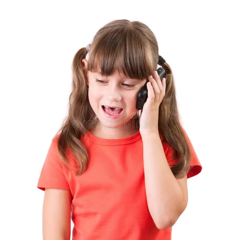 Пока дочь разговаривает по телефону. Девочка разговаривает по телефону. Девочка говорит по телефону. Маленькая девочка разговаривает по телефону. Девочка с косичками разговаривает по телефону.
