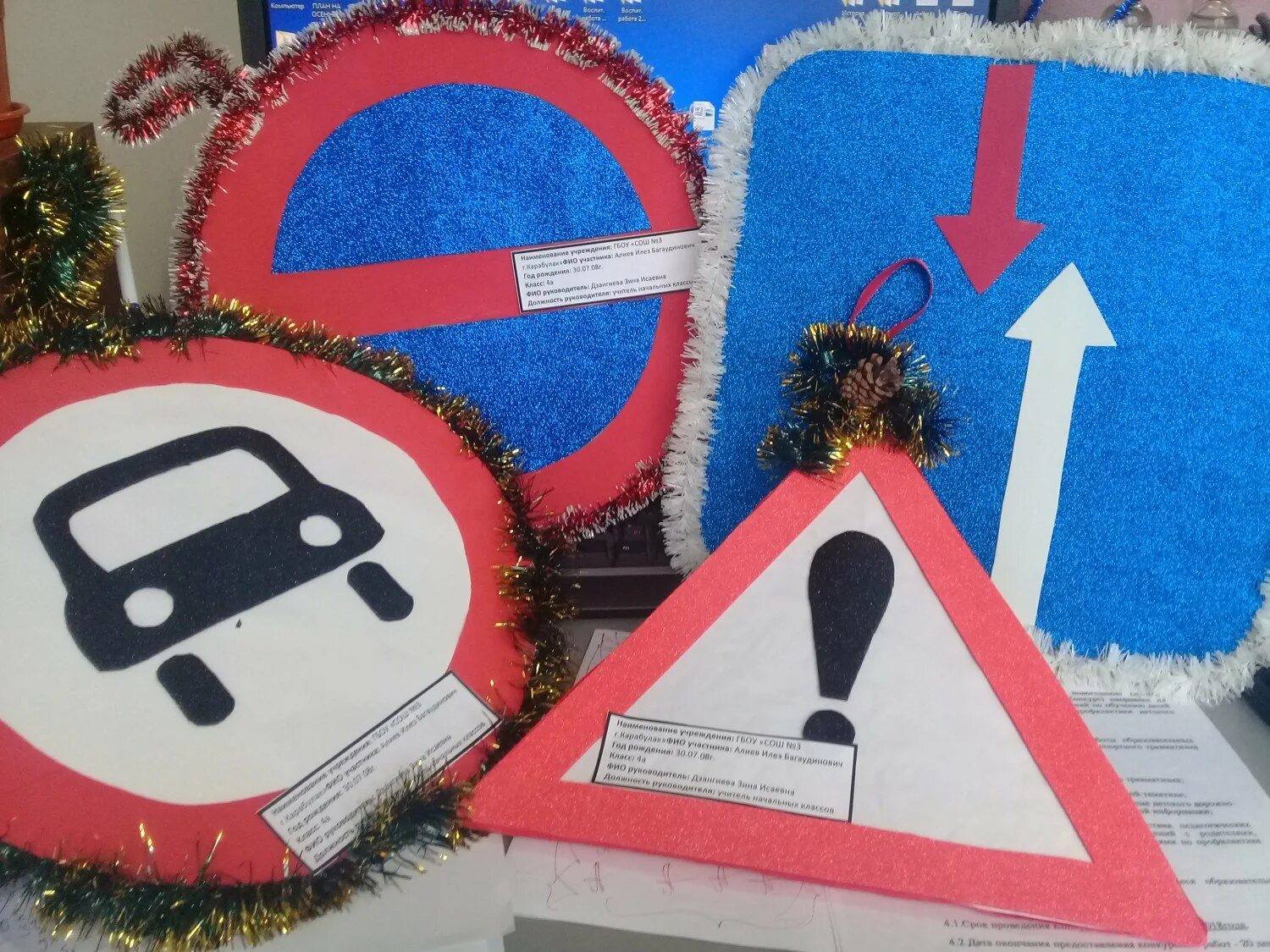 Лепка дорожные знаки старшая группа. Игрушка в виде дорожного знака на елку. Пдд глазами детей поделки. Дорожные знаки своими руками для детского сада. Дорожные знаки своими руками для детского сада.