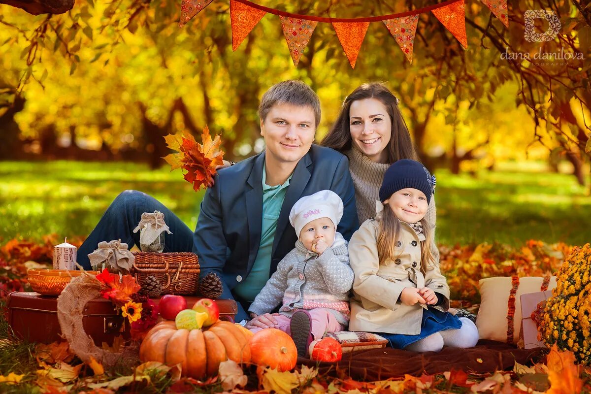 Осенняя прогулка. Прогулка в парке. Осенний семь. Прогулка в парке с детьми. Семья осень.