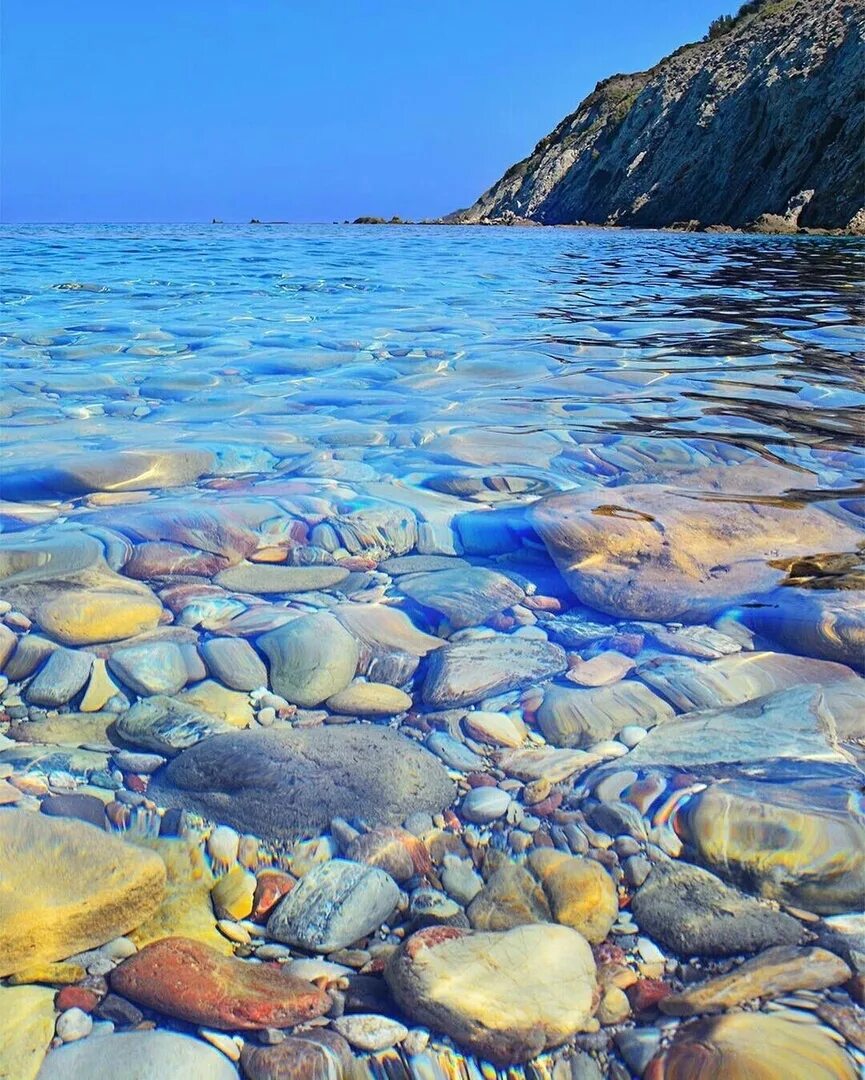 Море видало. Тирренское море камни. Прозрачная вода. Прозрачное море. Морское побережье.