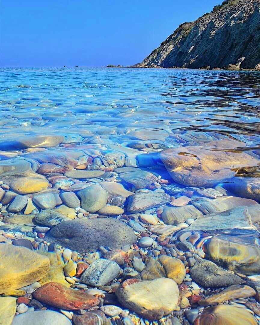 Море видало. Тирренское море камни. прозрачная вода. прозрачное море. морское побережье.