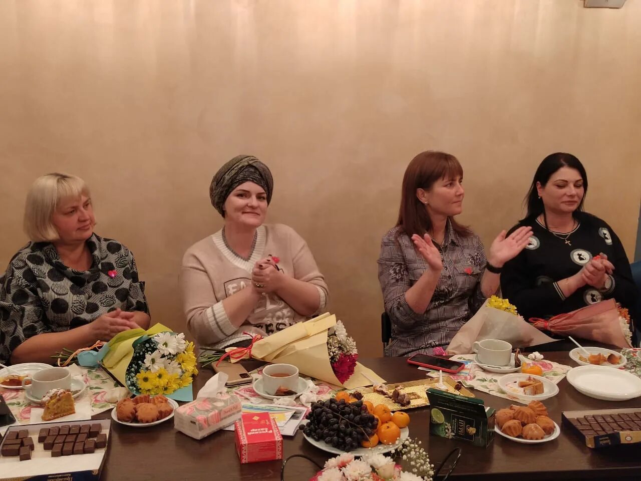 Группа жен мобилизованных. Женщины для встреч. душевные встречи чаепитие. день матери фото. душевные встречи.