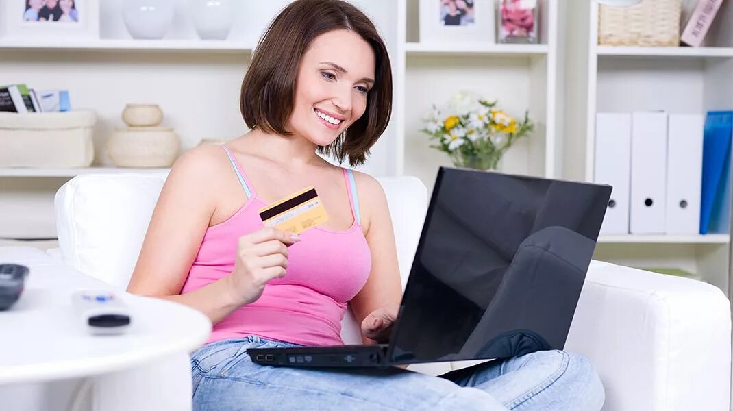 девушка в дверном проеме. женщина за работой. девушка открывает дверь. девушка не выходит из дома. девушка не выходит из дома.