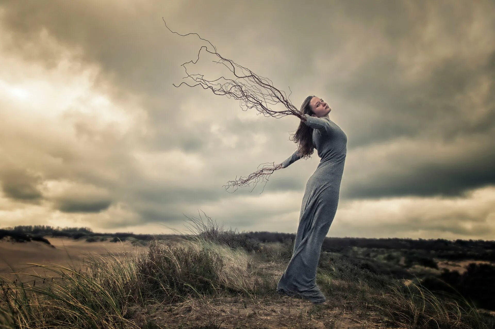 Вода уносит жизни. Женщина на ветру. Девушка и сильный ветер. Фотосессия с ветром. Человек ветер.