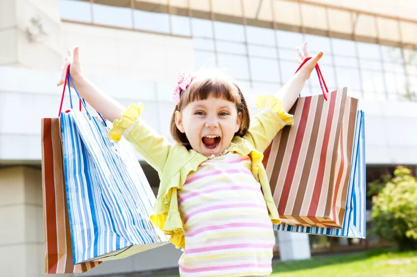 Детские вещи. Детский шоппинг. Счастливые дети с покупками. Одежда для детей.