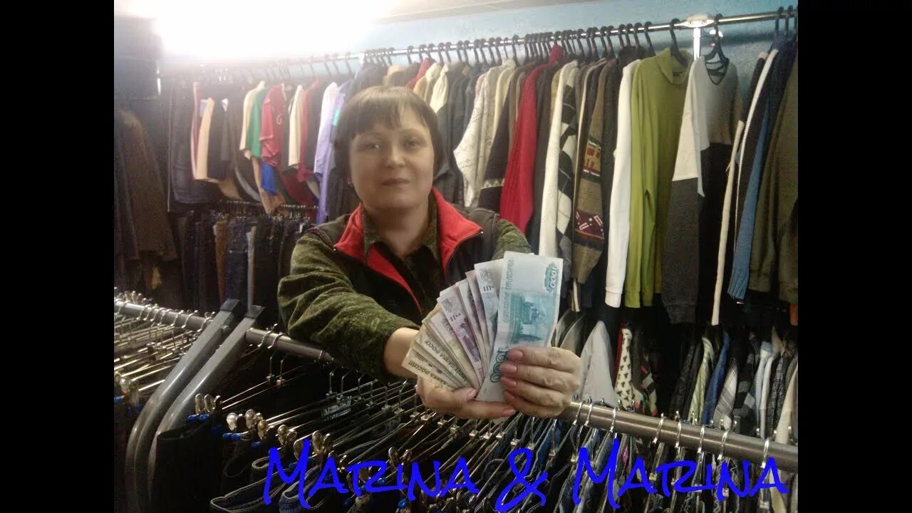 Секонд хенд апельсин. Продавец секонд хенда. продавец одежды на рынке. планировка секонд хенда. продавец в магазин одежды секонд хэнд.