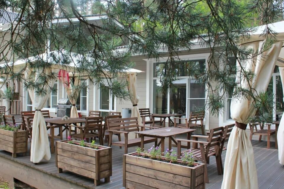 Икша ривер клаб. Pine river отель подмосковье. River club калуга. Ривер клуб москва алые паруса. Озеленение в тренажерном зале.