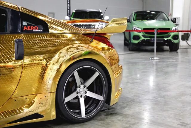 Z gold. Nissan 350z золотой. Золотой Ниссан Машинаторы. Золотой Ниссан 350z махинаторы. Золотой Ниссан 350z гравировка и золочение.