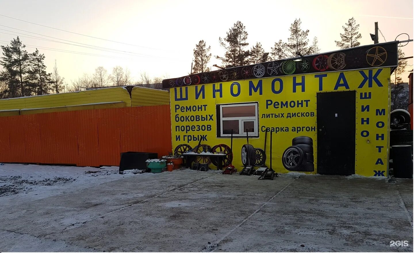 Шиномонтаж в первомайском. Круглосуточный шиномонтаж красноярск. фасад шиномонтажной мастерской. шиномонтаж на шахтеров в красноярск. баннер шиномонтаж круглосуточно.
