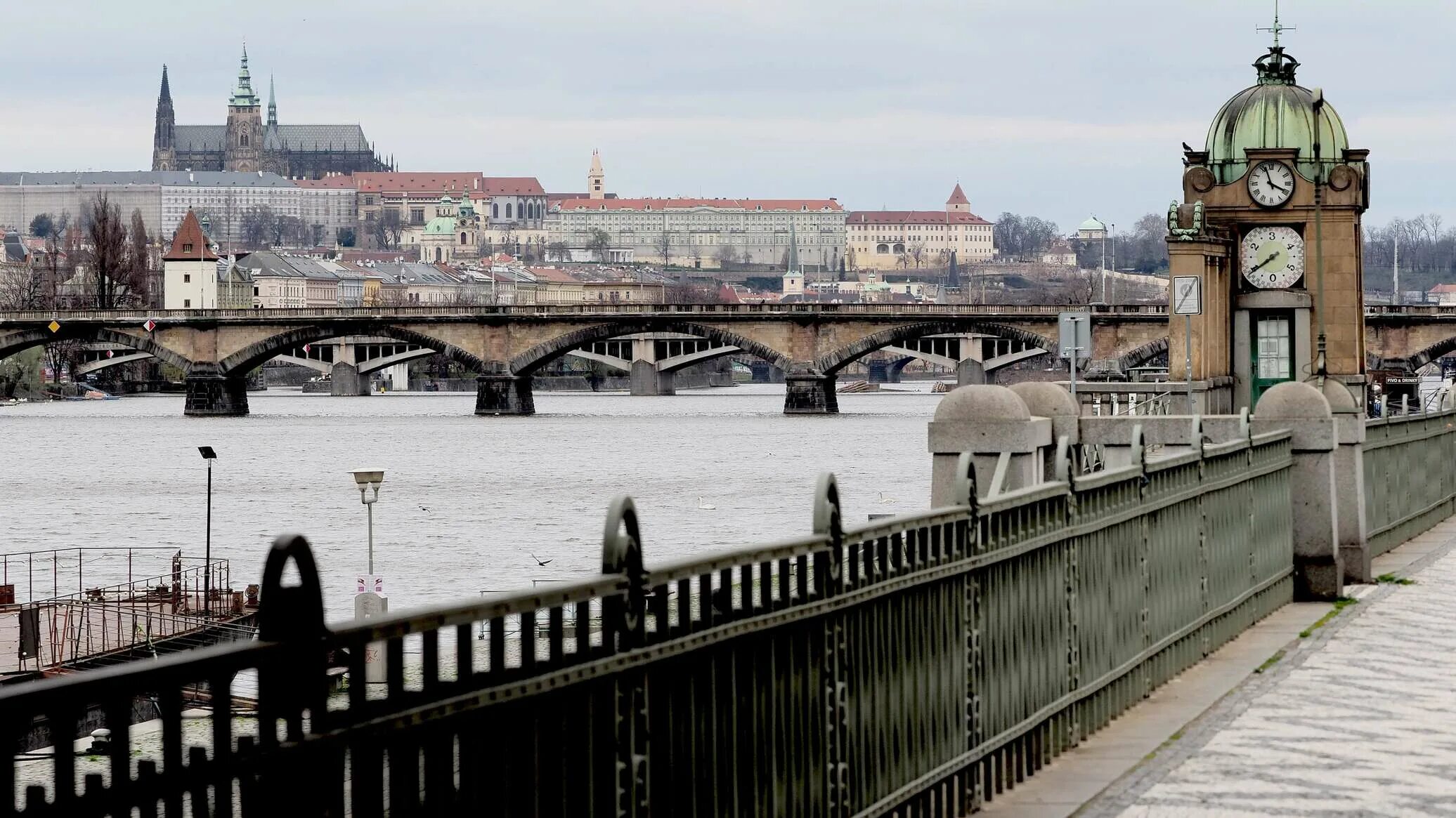 Москва чехословакия. Москва Чехия. Чехия ковид-19. Прага экономические сферы.