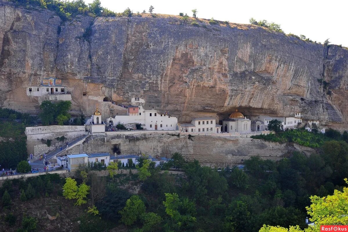 бахчисарайский свято-успенский монастырь. свято успенский бахчисарайский монастырь крым. успенский пещерный монастырь бахчисарай. бахчисарай храм в скале. свято успенский храм бахчисарай.