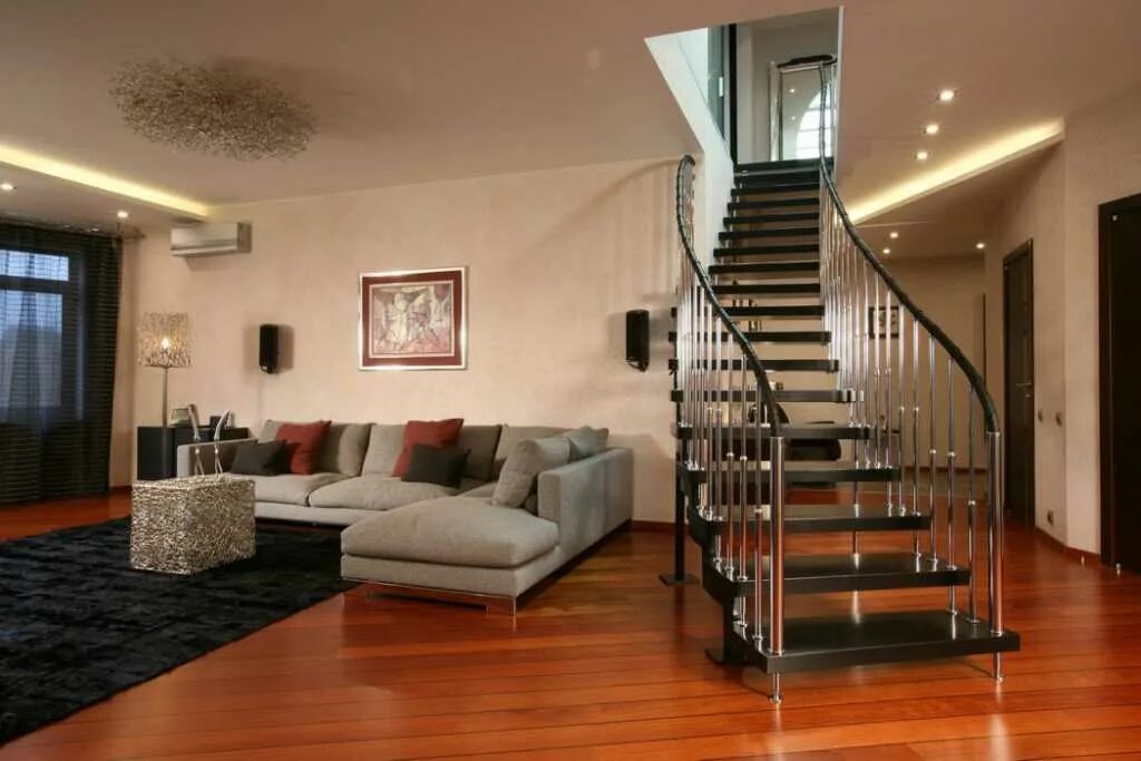 Пройти 2 этаж дом. Лестница в гостиной. Гостиные с лестницей. Красивая гостиная с лестницей. Лестница в интерьере.