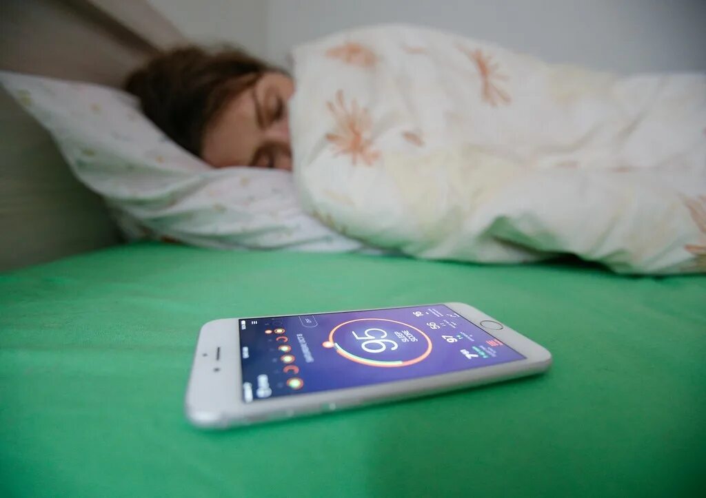 Опасны ли смартфоны. Смартфон лежит. Смартфон под подушкой. Сон рядом со смартфоном. Гаджеты перед сном.