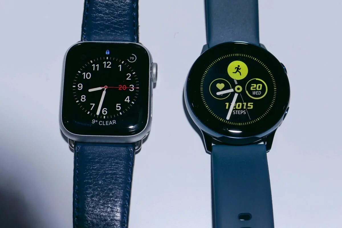 Часы galaxy watch 7. Часы галакси вотч 4 эпл. Samsung watch 4 vs Apple watch. Самсунг вотч 5 40мм. Apple watch, Samsung Galaxy watch.