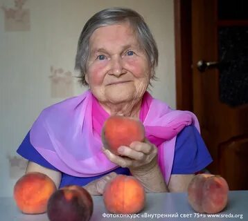 Угостил персиками