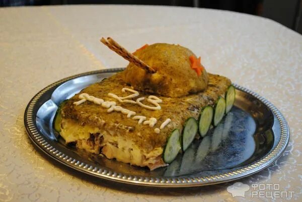 танк из салата. вкусные рецепты на 23 февраля. идеи блюд на 23 февраля. оригинальные блюда на 23 февраля. украсить салат на 23 февраля.