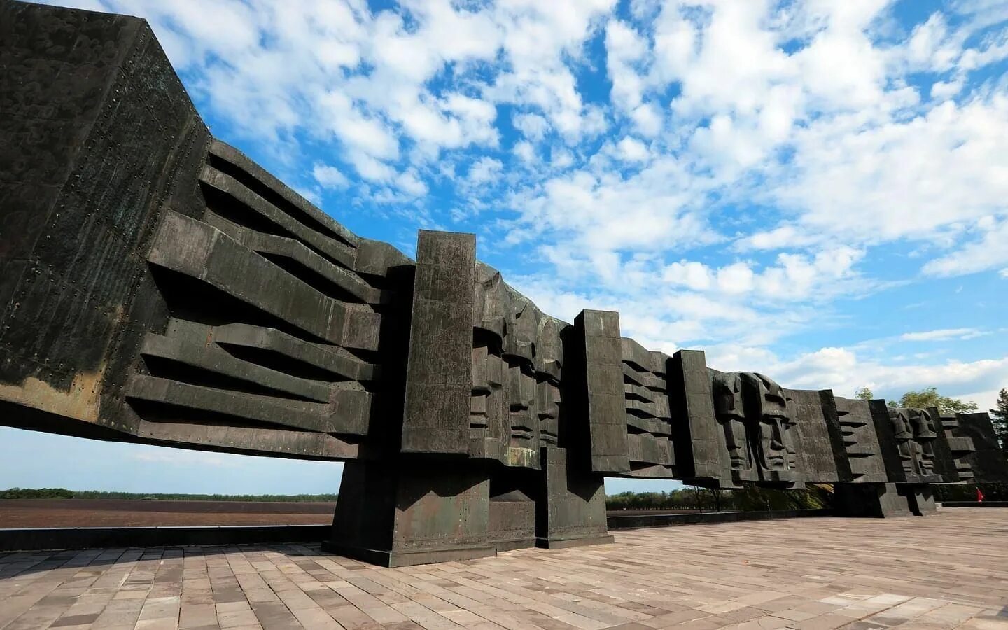 Мемориал фото. Памятник трептов парк в берлине. Мемориальный комплекс павшим воинам ростов-на-дону. Мемориал фото. Мемориал фото.