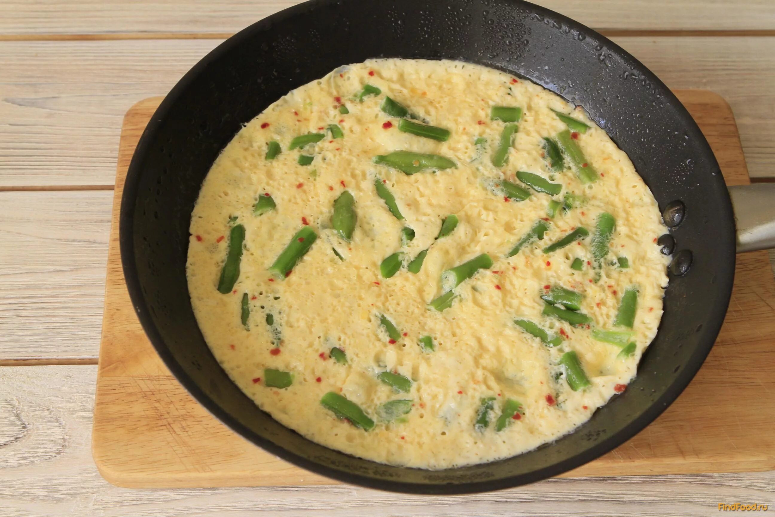 омлет со стручковой фасолью и томатами черри. зеленая стручковая фасоль яичница. яичница с фасолью стручковой. зеленая стручковая фасоль яичница. зеленая стручковая фасоль яичница.