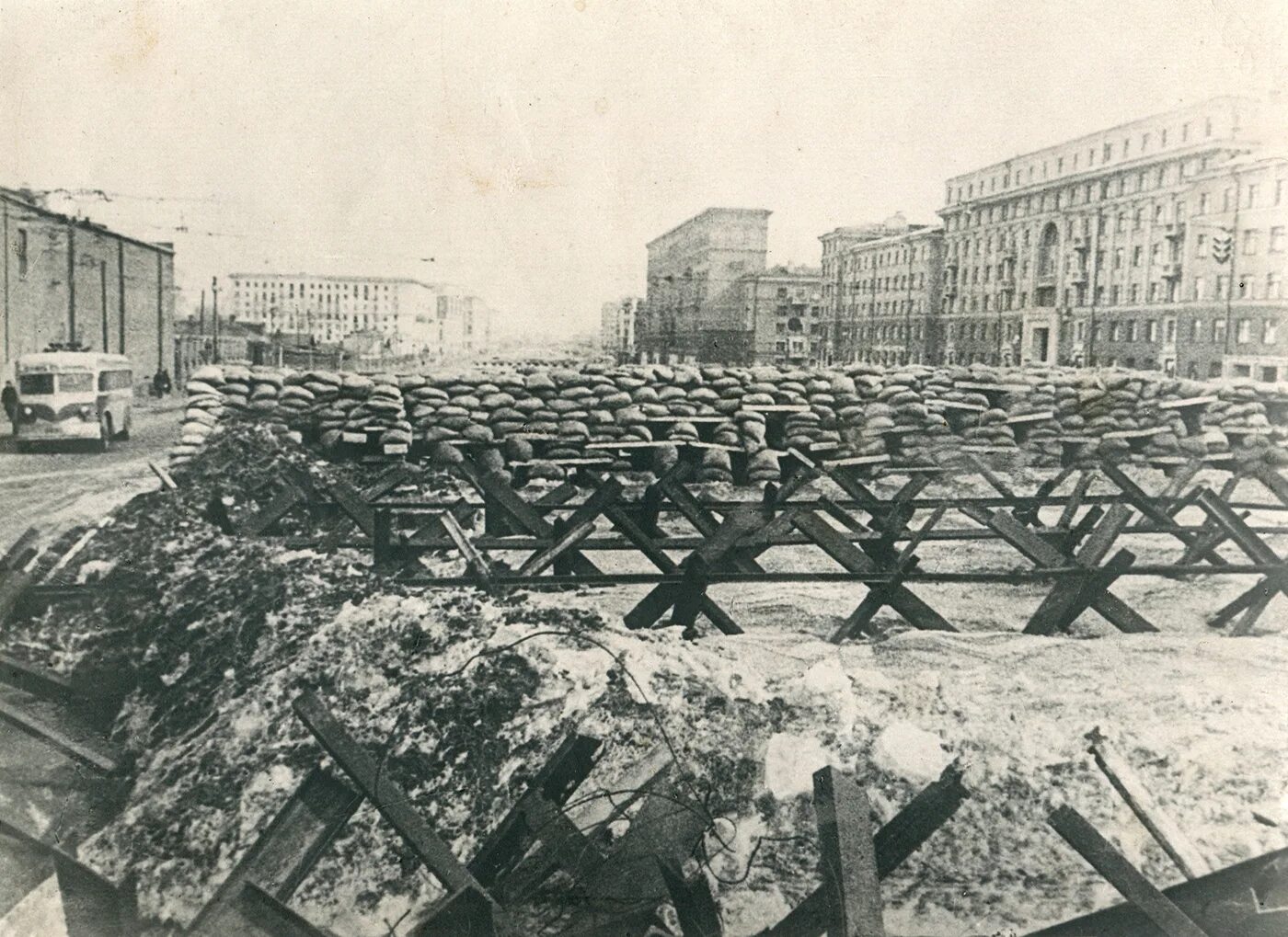 5 октября 1941. Баррикады в Москве 1941. Битва за Москву баррикады. Противотанковые Ежи 1941. ВОВ Москва 1941.