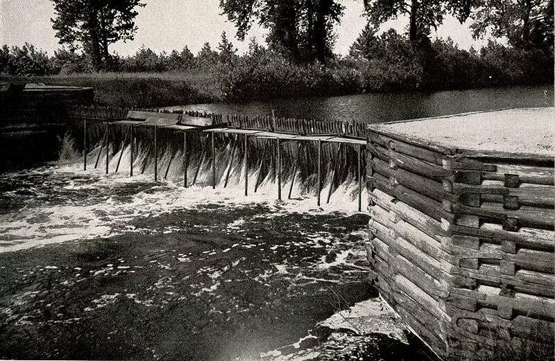 Из какого дерева была построена плотина. Днепро бугская водная система. деревянная плотина. деревянная запруда. старая деревянная плотина.