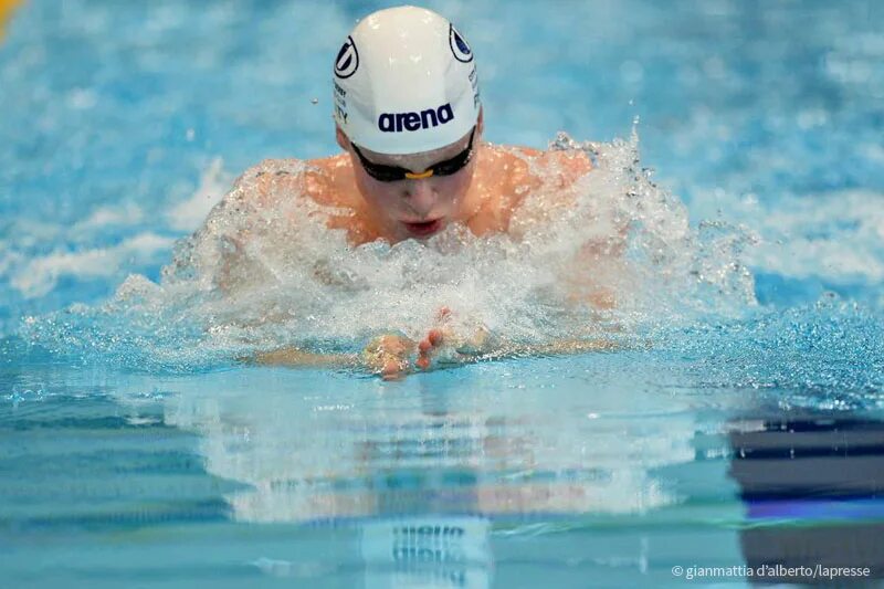 Arena water instinct. Swim creative. Плавание девушки блондинки. Гидрокостюм arena powerskin carbon air. Arena water.