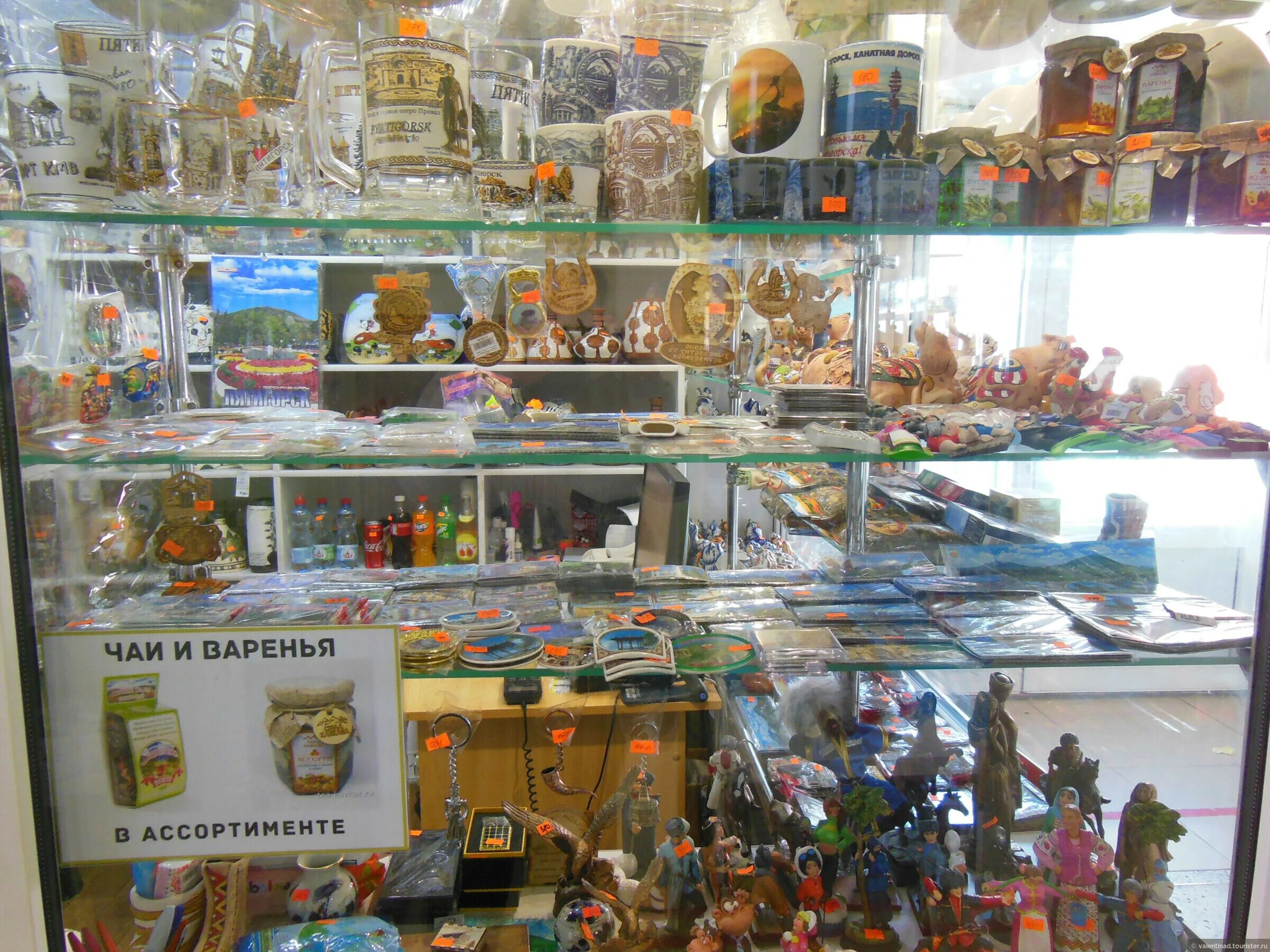Сувениры из кавказских минеральных вод. Подарки с кавказа. Сувениры из кавказа. Горячеводск рынок. Сувенирная продукция кмв.