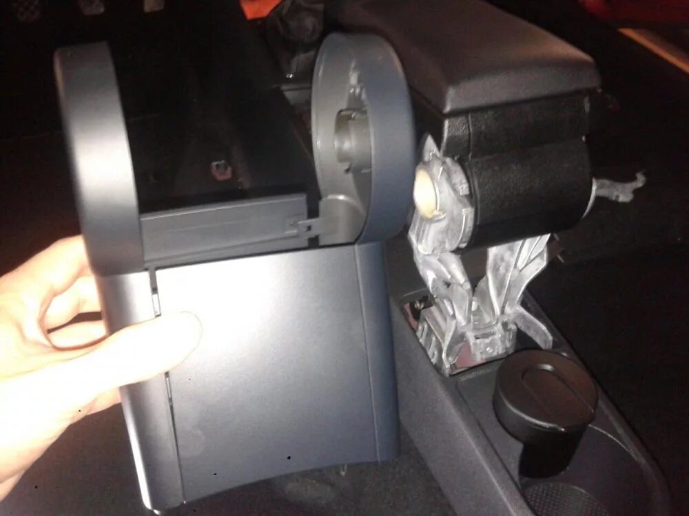 подлокотник skoda octavia tour 2008. как снять подлокотник шкода. как снять подлокотник шкода. тоннель пола шкода октавия а5. как снять подлокотник шкода.