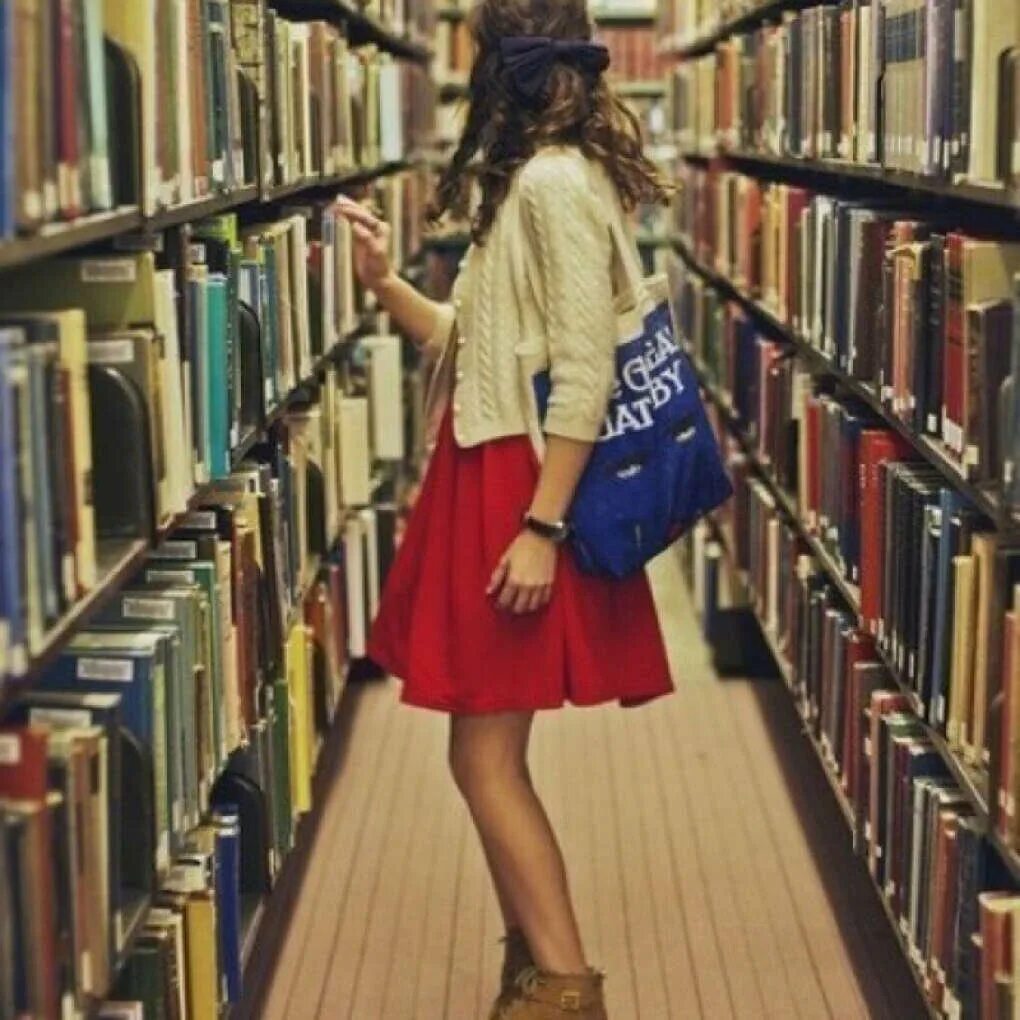 She reads magazines. Девушка в библиотеке. Девушка в книжном. Фотосессия в библиотеке.