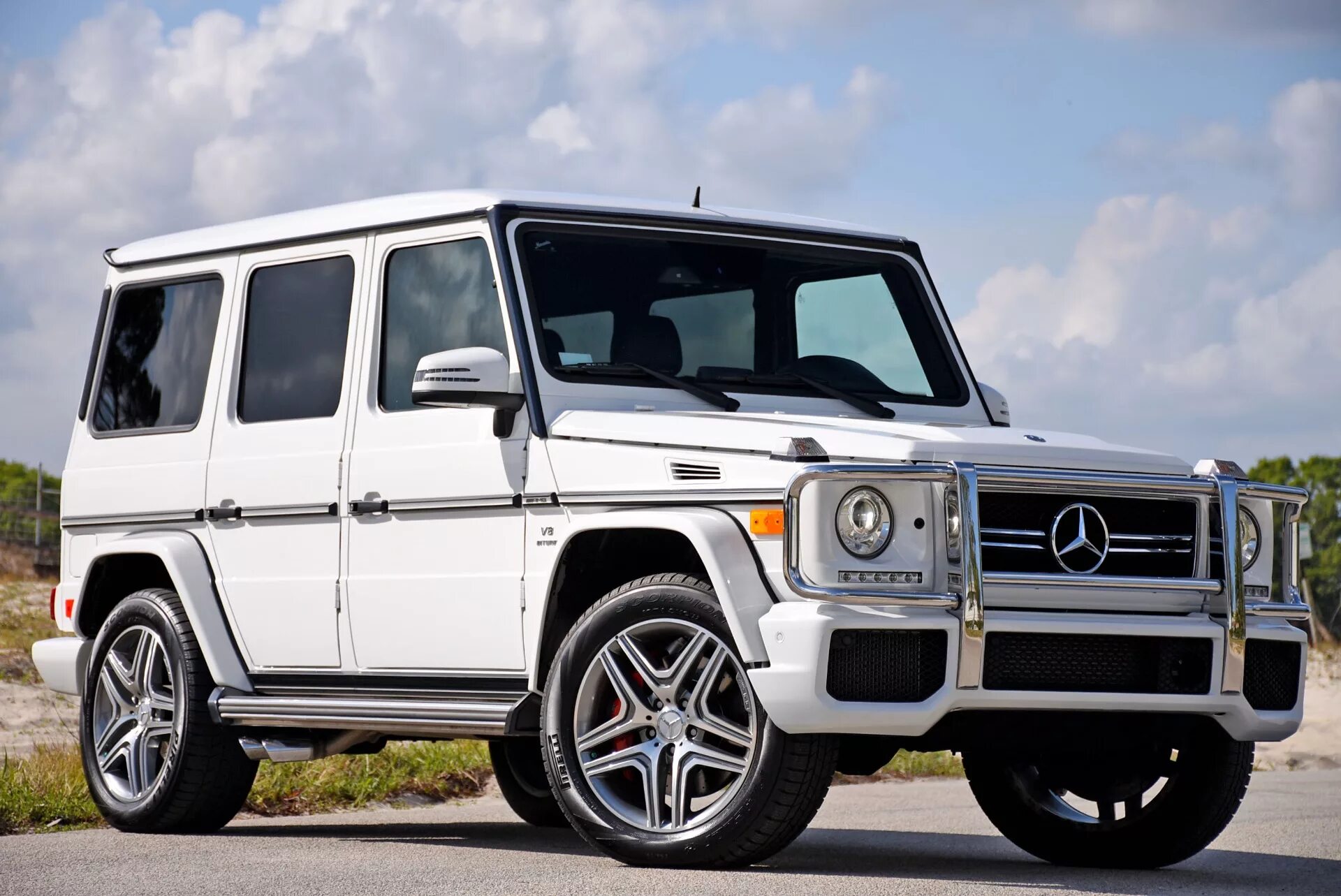 Мерседес гелендваген белый. Электромобиль tommy mercedes g63 amg mb-5 черный. Как выглядит гелиг. Мерседес бенц амг g63. G63 amg 2023.