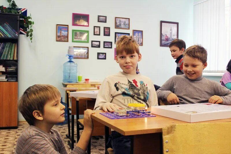Дополнительное образование для школьников в Москве. Школьник посещает кружок. Дополнительное образование в Москве для школьников 6 класса. Центр дополнительного образования Москва для детей фото.