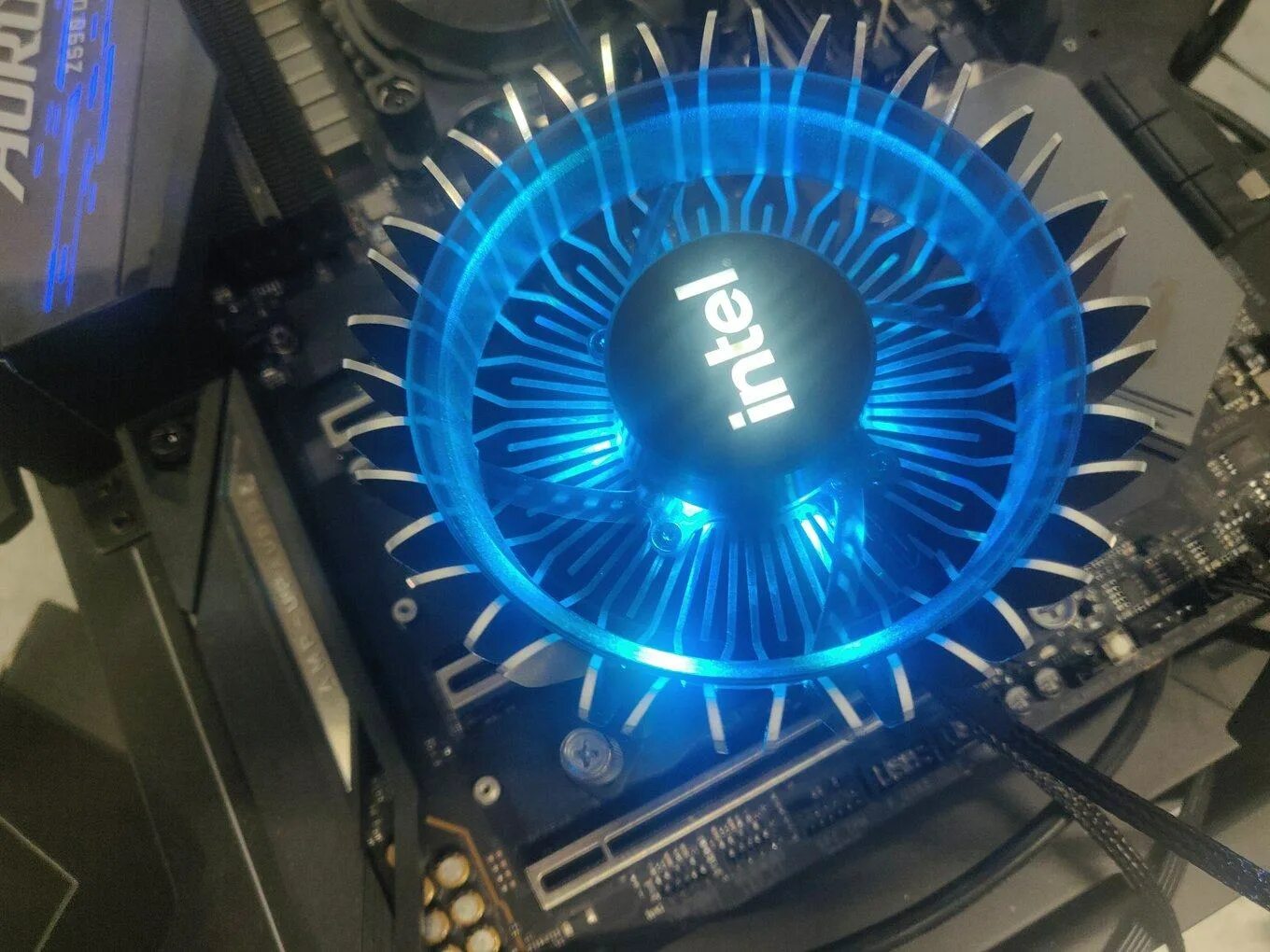 Процессор intel core i5 box. Кулер intel box 1700. кулер для процессора intel laminar rs1. кулер интел 12 поколения. боксовый кулер intel laminar rh1.