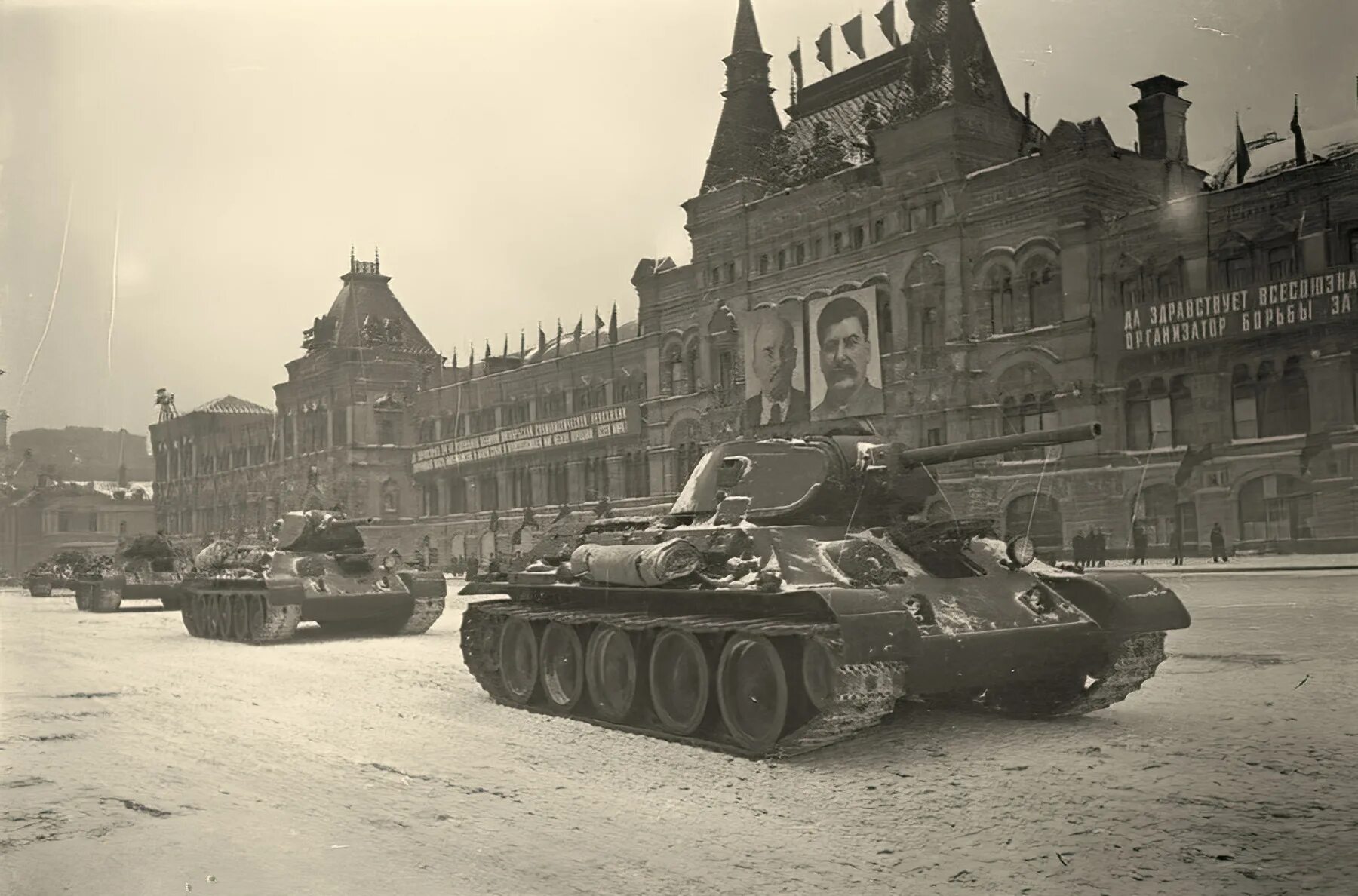 Чем известен 1941 год. Парад 7 ноября 1941 года в Москве на красной площади. Т 34 В битве за Москву. Парад в Москве 1941 танки.