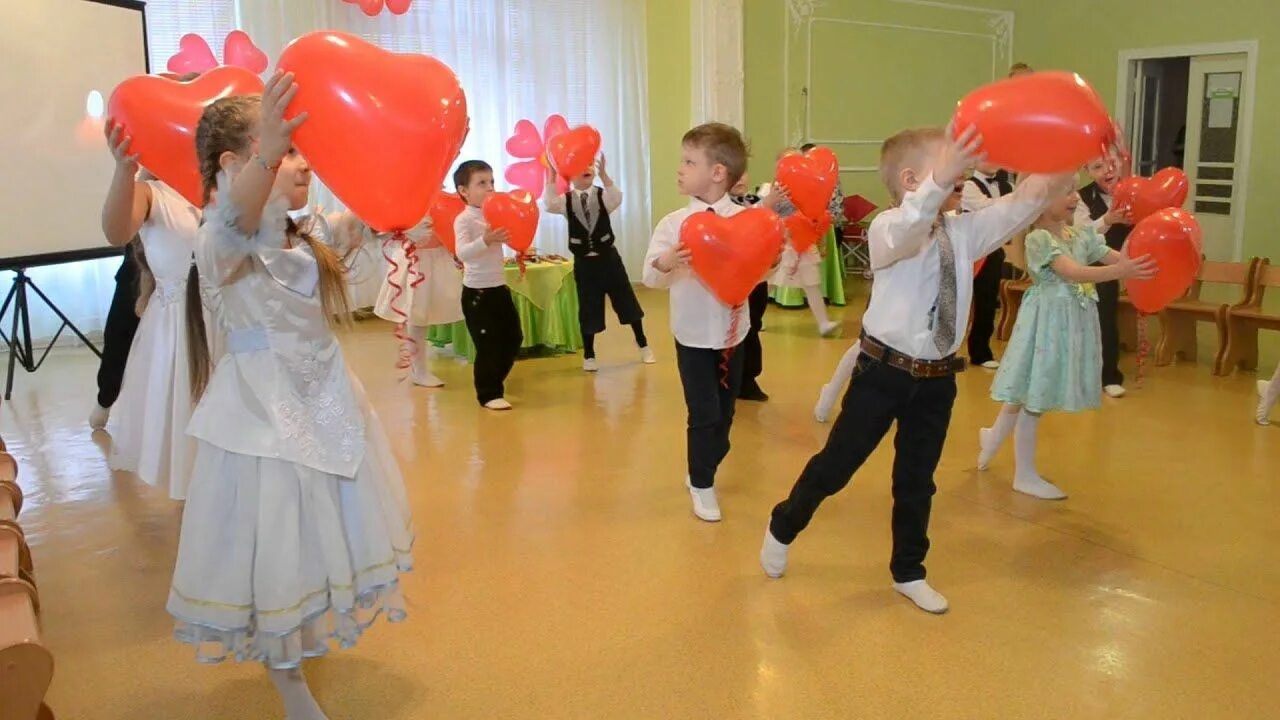 День матери разновозрастная группа. Танец с сердечками в детском саду. Танец с сердечками для мамы в детском саду. Сердце для танца в детском саду. Танец для детей 8 марта в детском саду.