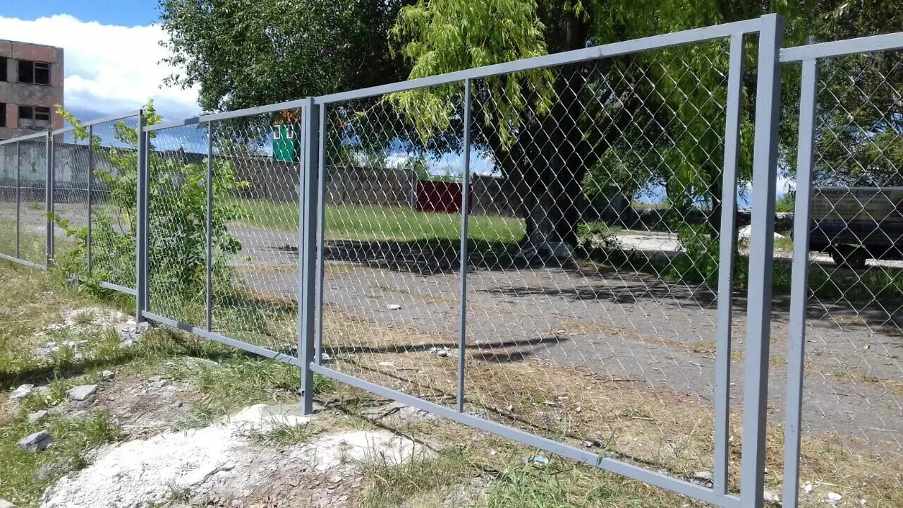 Забор из сетки рабицы. 5x10м 35x35мм. Рабица брянск. Забор для дачи из сетки. Забор из рабицы в америке.