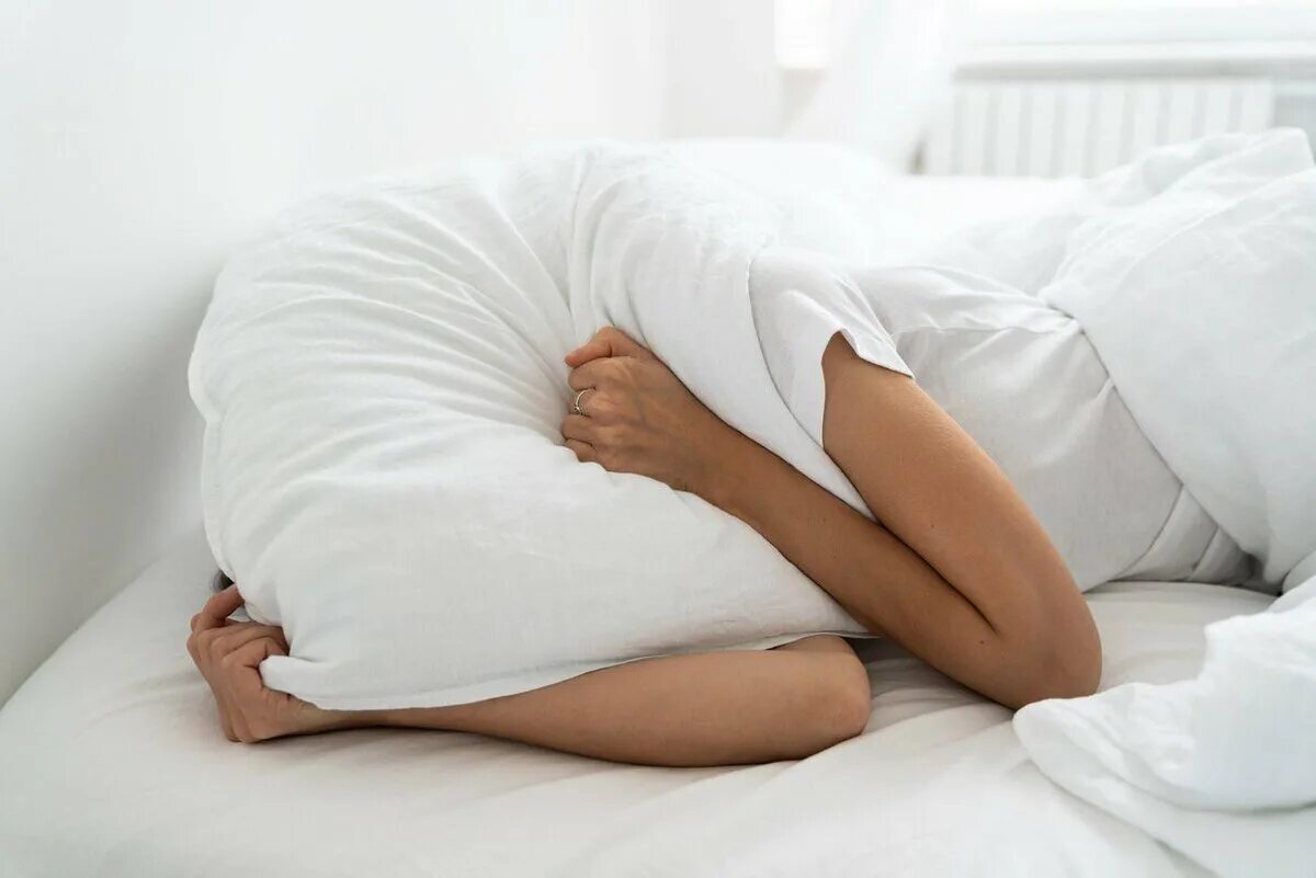 Спать головой в подушку. Девушка с подушкой на голове. Человек подушка. Подушка девушка.