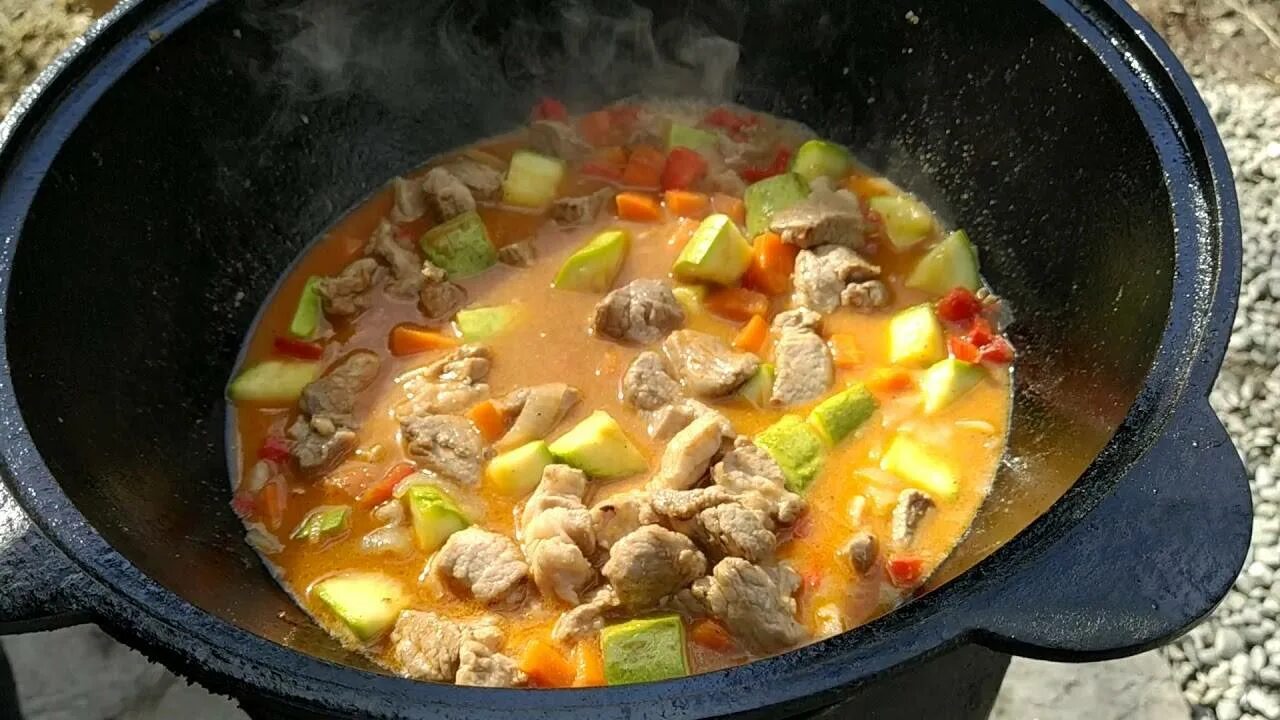 Казаны вкусно. Тигадегена африканское блюдо. Блюда в казане на костре. Вкусное блюдо в казане на костре. Казан на костре.