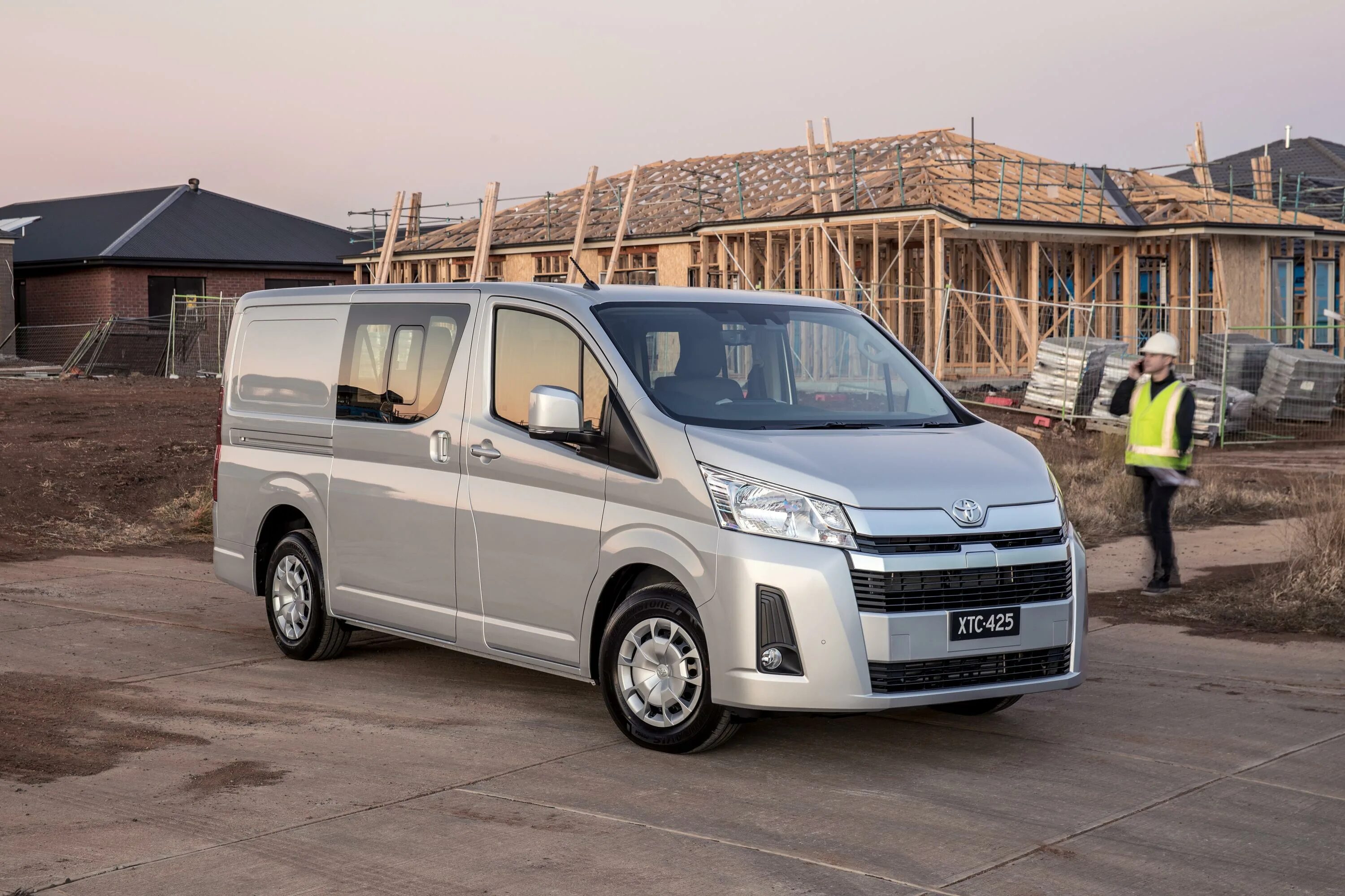 Новая тойота хайс. Toyota Hiace 2021. Тойота Hiace 2021 фургон. Toyota Hiace 2019. Тойота Хайс микроавтобус 2021.