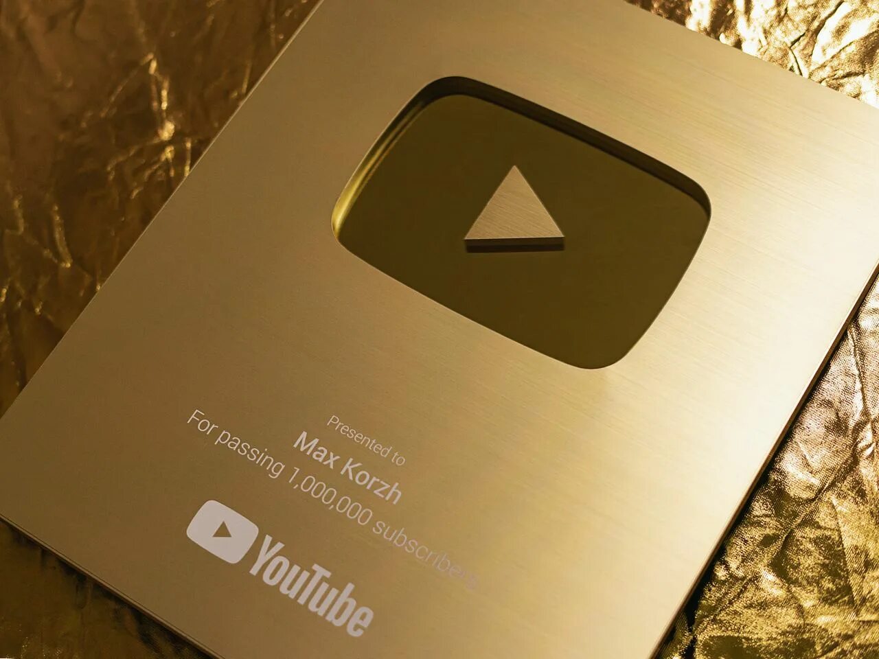 Как выглядит золотая кнопка. Золотая и серебряная кнопка. Как выглядит золотая кнопка. Как выглядит золотая кнопка. Золотая кнопка.